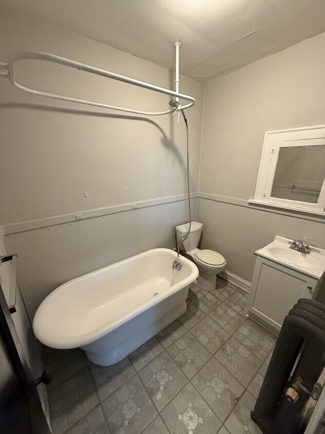 Building Photo - 833 E 114th St