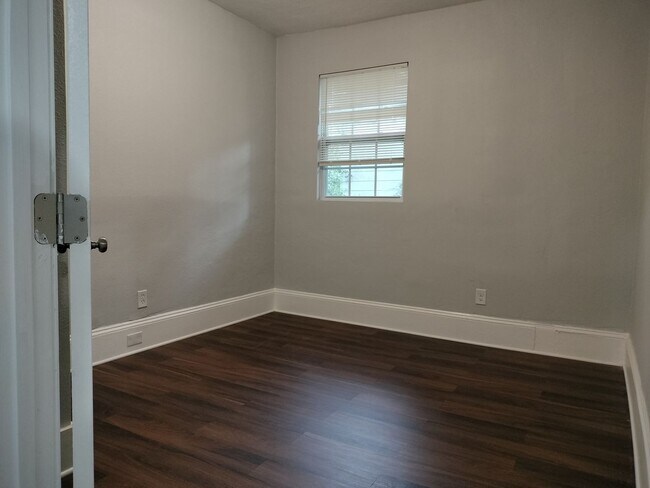 Building Photo - Discover Your Perfect 3 Bedroom 2 Bath Ren...