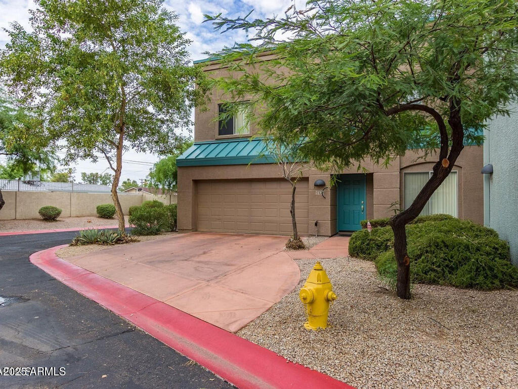 Primary Photo - 2027 E University Dr