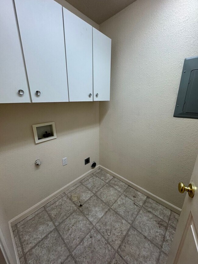Building Photo - 1057 Lookingglass Rd