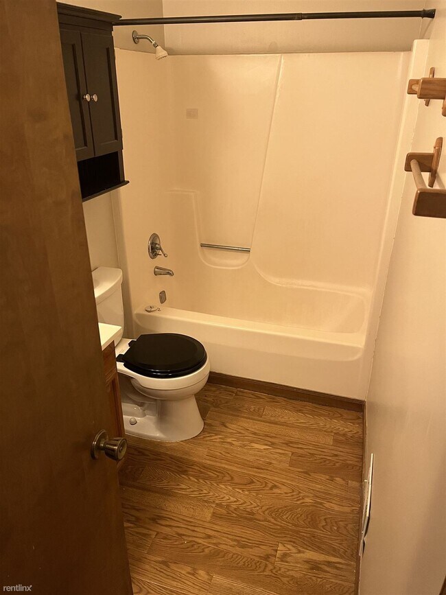 Foto del edificio - 3 br, 1 bath Duplex - 1114 N Chimney Hill ...