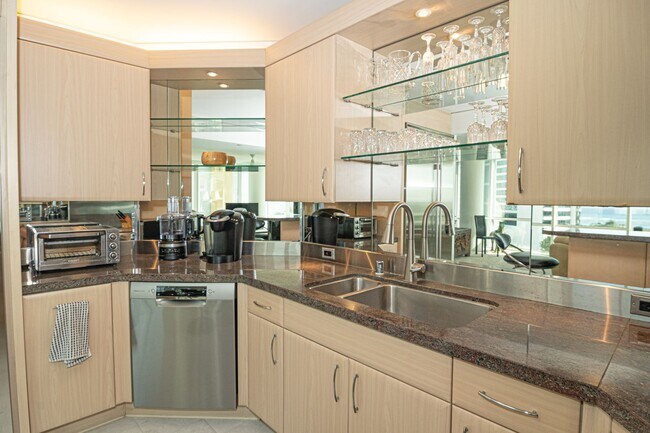 Foto del edificio - Fully Furnished and Spacious 2 Bedroom 2 Bath - GREAT LOCATION!