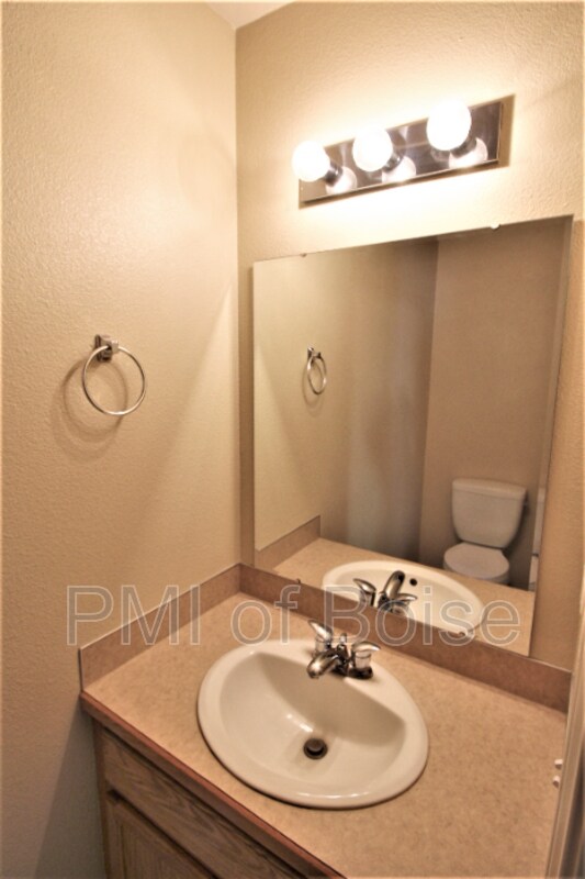 Building Photo - 1031 E Iowa Ave