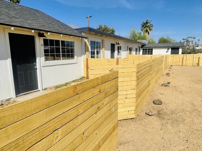 Building Photo - Newly renovated with private front and bac...