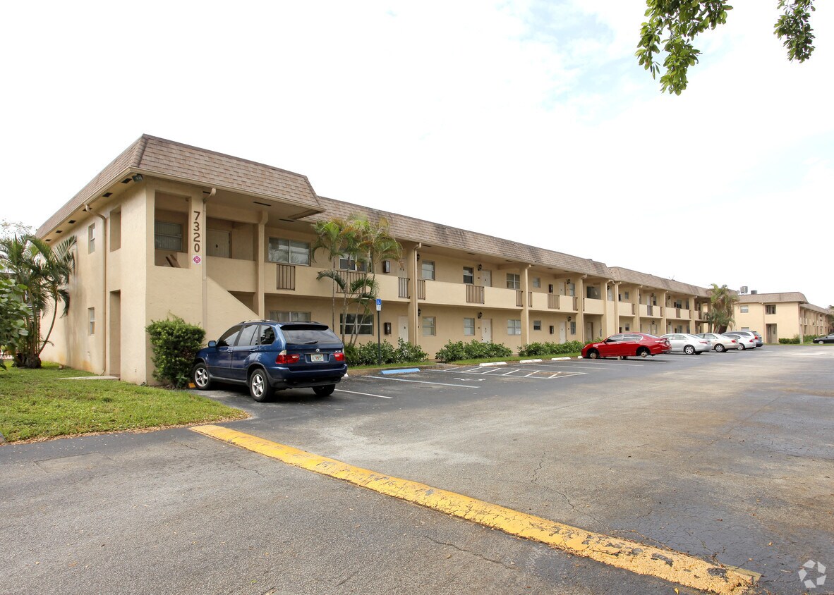 Southgate Gardens Apartments in Tamarac, FL