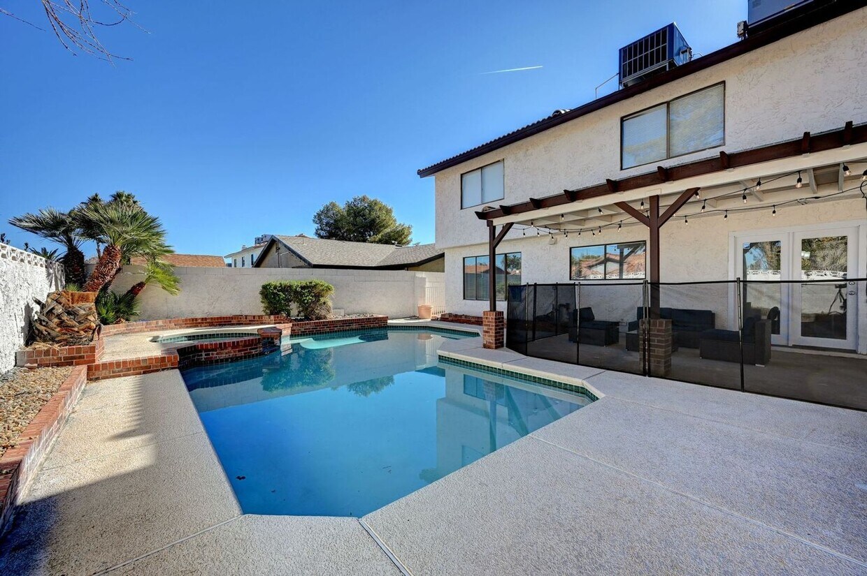 Foto principal - 4 bedroom fully furnished home with a pool!
