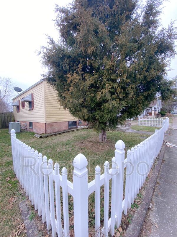 Building Photo - 1721 E Franklin St