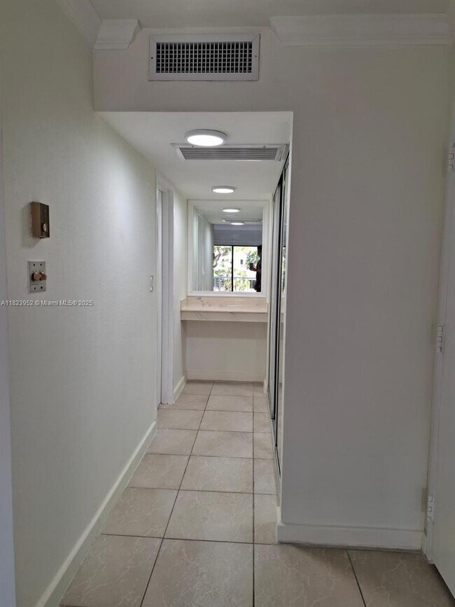 Foto del edificio - 1650 NE 115th St