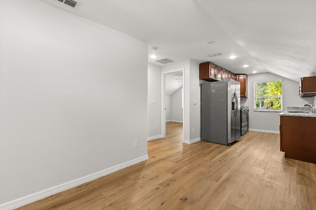 Building Photo - 1325 Cloverlawn Ave