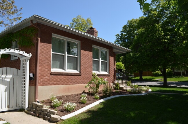 Building Photo - 2183 E Logan Ave
