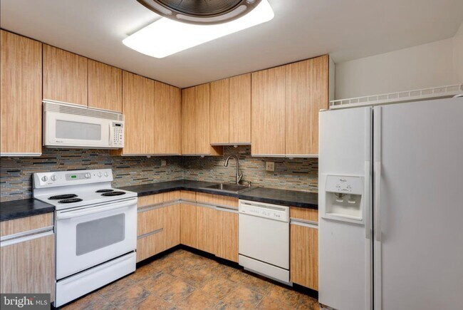 Building Photo - 10 Rittenhouse Ct