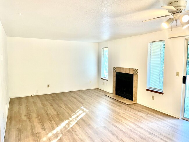 Foto del edificio - 2 Bed 1 Bath Upper Unit Apt In Lynnwood, $...