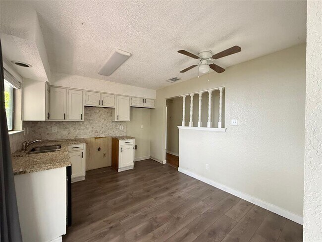 Foto del edificio - 12301 Deer Falls Dr