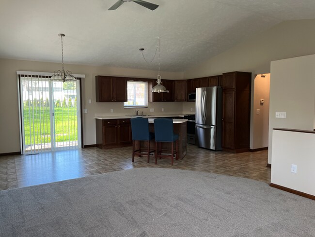 Building Photo - 325 Lamoreaux Dr NW