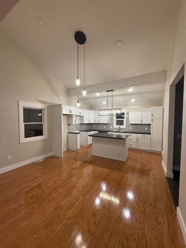 Building Photo - 202 Oak St