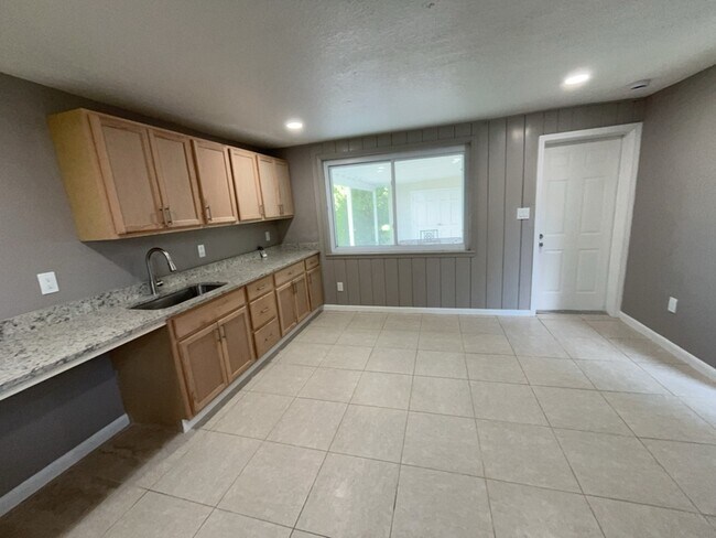 Building Photo - 562 Hartley Pl