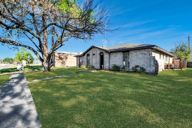 Foto del edificio - 8011 La Roche Ln