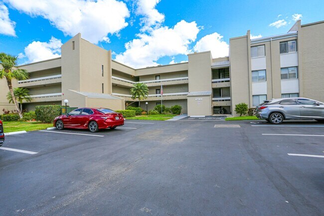 Foto del edificio - LOVELY LAKEWOOD CONDO - 3 MILES TO 5TH AVE...