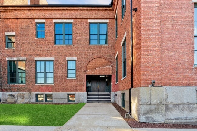 Building Photo - The Varnum