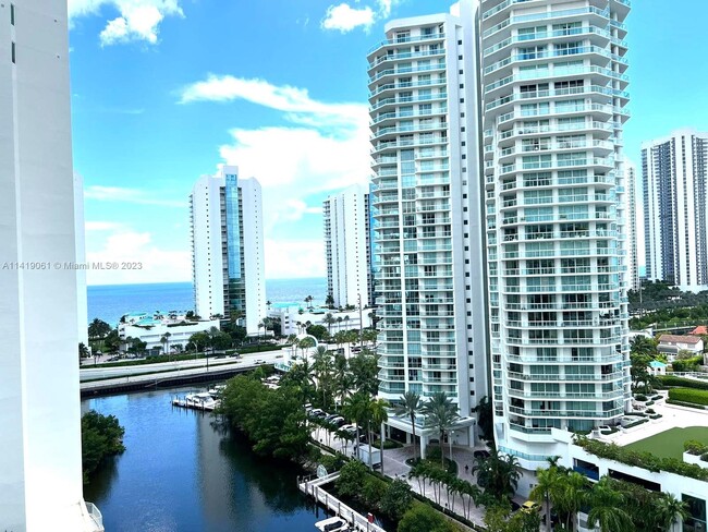 Foto del edificio - 250 Sunny Isles Blvd