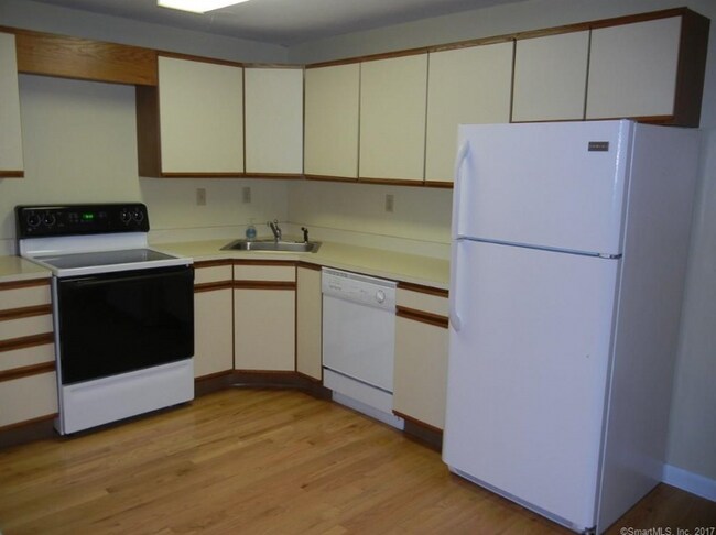 Building Photo - 104 Oakwood Ave