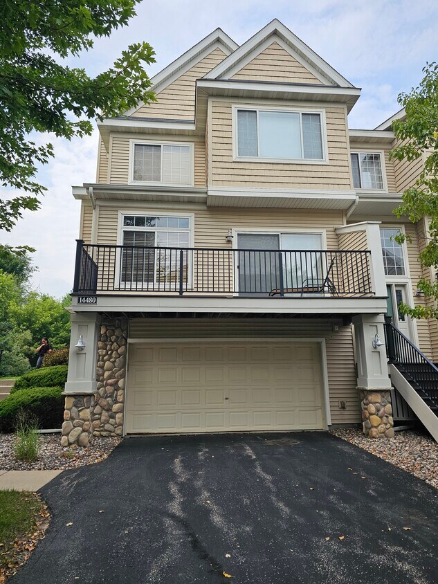 Foto principal - 14480 Sumter Ave