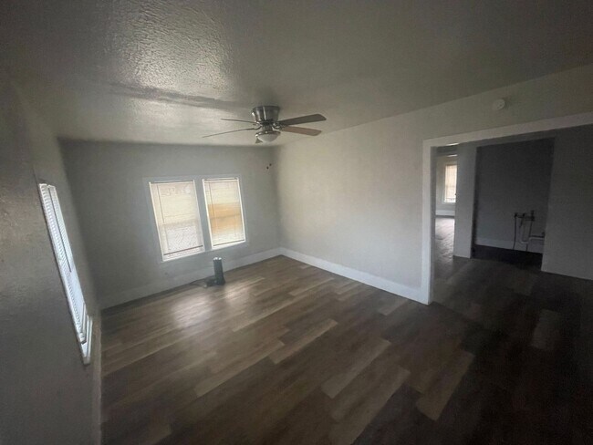Foto del edificio - D&amp;G Ventures LLC-111/113 N. Nueces