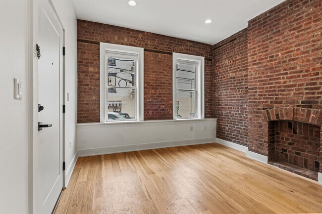 Building Photo - 108 8th St