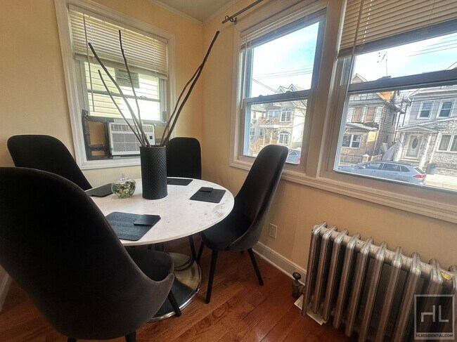 Building Photo - 2 Bed/ 1 Bath Jamaica NY