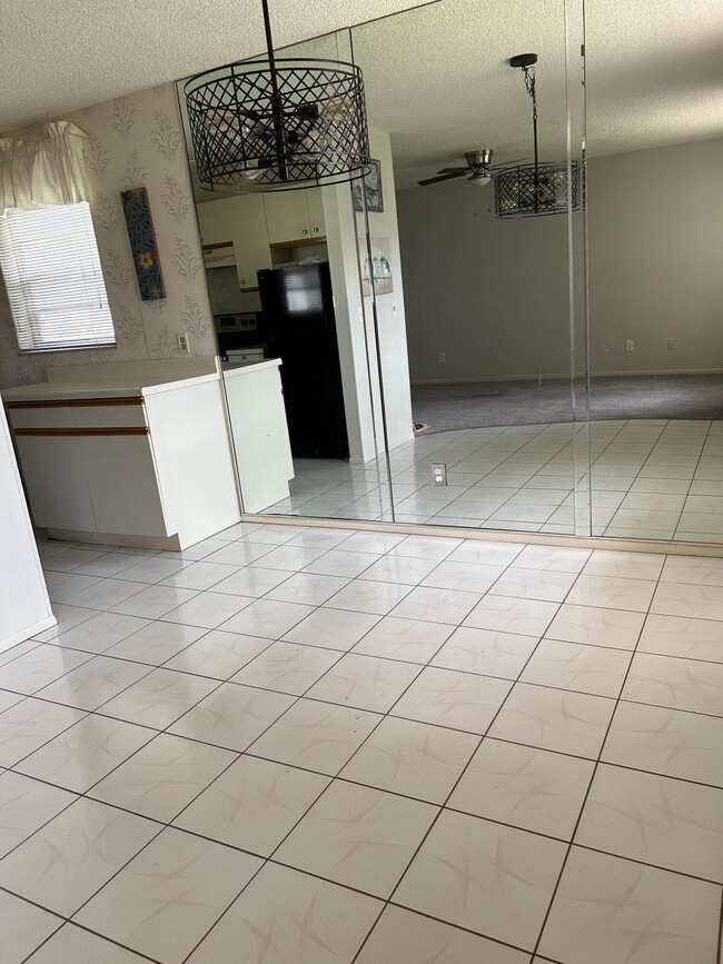 Building Photo - 21 Lake Vista Trail