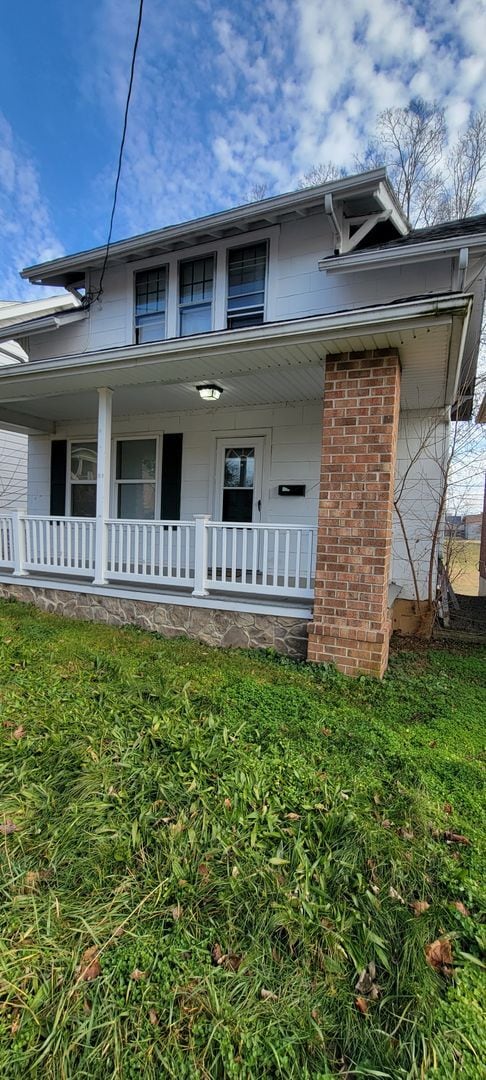 Foto del edificio - 3 bedroom (space bedrooms), 1 bath, 2 story single family