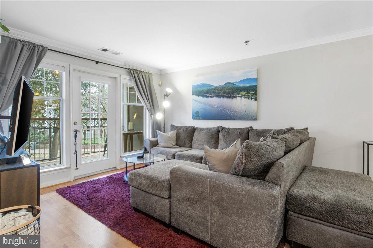 5575 SEMINARY Unit 201, Bailey's Crossroads, VA 22041 Room for Rent