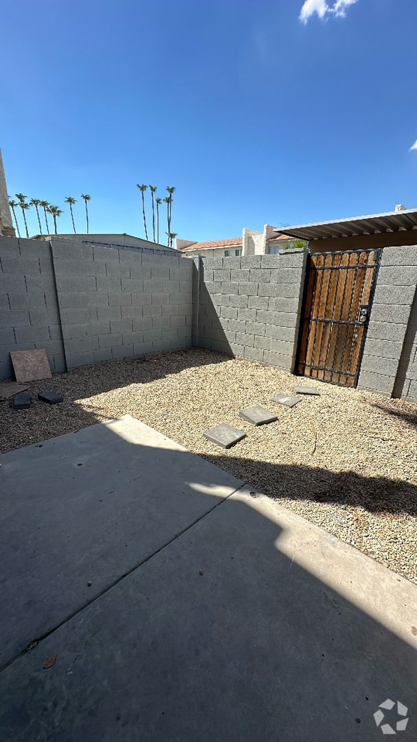 Building Photo - 3840 N 43rd Ave