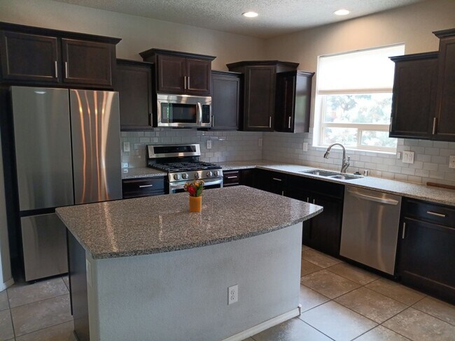 Foto del edificio - 5 Bedroom, 3 Bathroom Home! Schedule a Showing Today!
