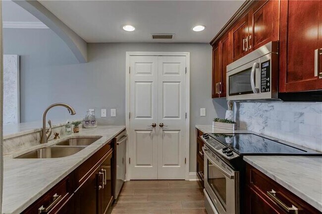 Foto del edificio - 3481 Lakeside Dr NE