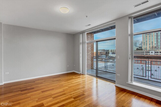 Building Photo - 1572 Maple Ave
