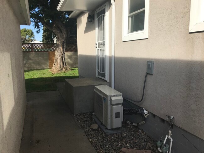 Patio lateral - 6980 Adams Ave