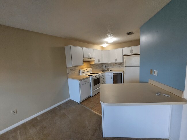 Building Photo - Beachside Bliss: Stunning 2 Bed/2 Bath Con...