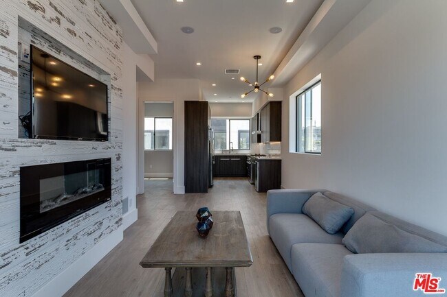 Foto del edificio - 4826 Pickford St