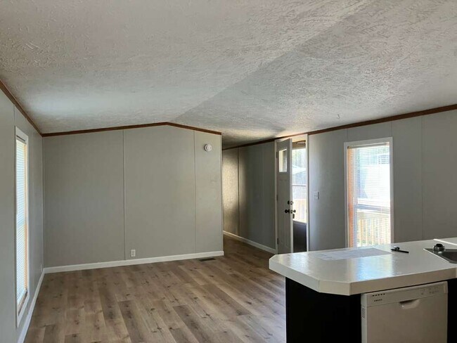 Building Photo - 44 Deerwood Park