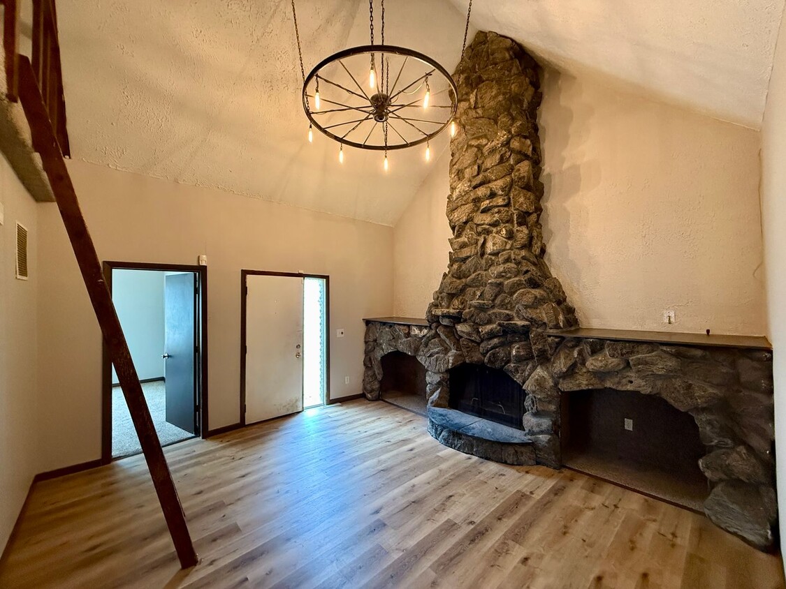Foto principal - 2 Bed 1 Bath with a 2 Room Loft