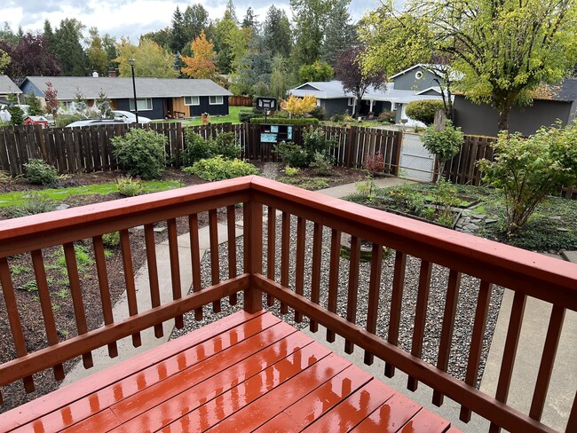 Building Photo - 2205 Maple Terrace