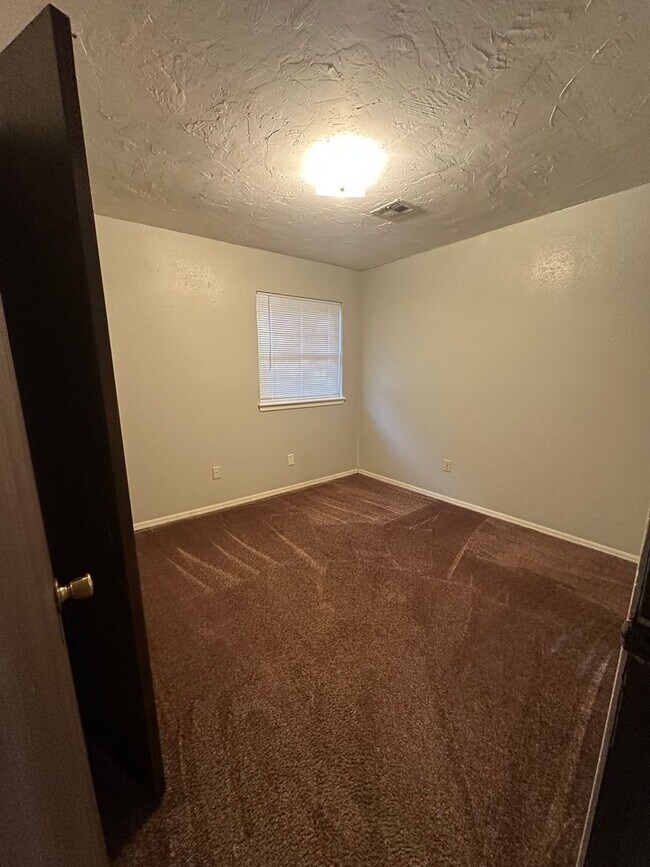 Building Photo - 3 Bed, 1 1/2 Bath, 1 Car Garage
