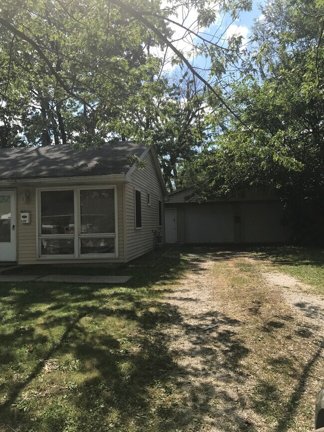 Building Photo - 1311 Hedge Rd