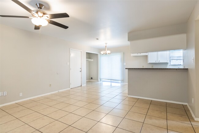 Building Photo - 206 N Forest Dr