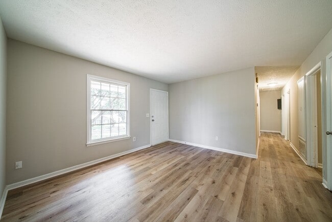 Building Photo - Coming Soon! Spacious 3 Bedroom 2 Bath!