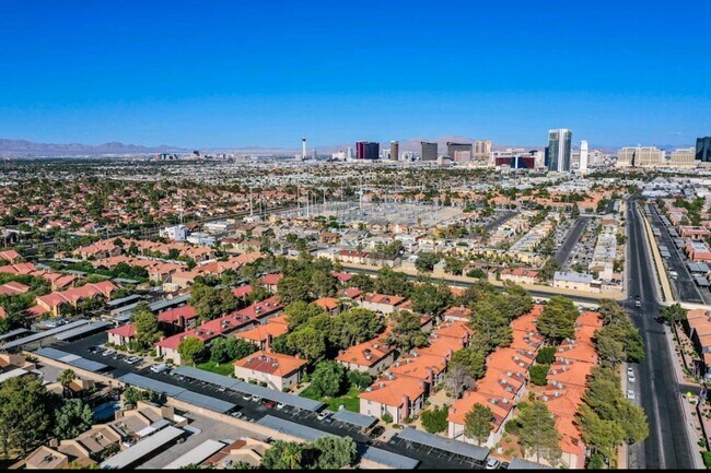 Foto del edificio - 5576 W Rochelle Ave
