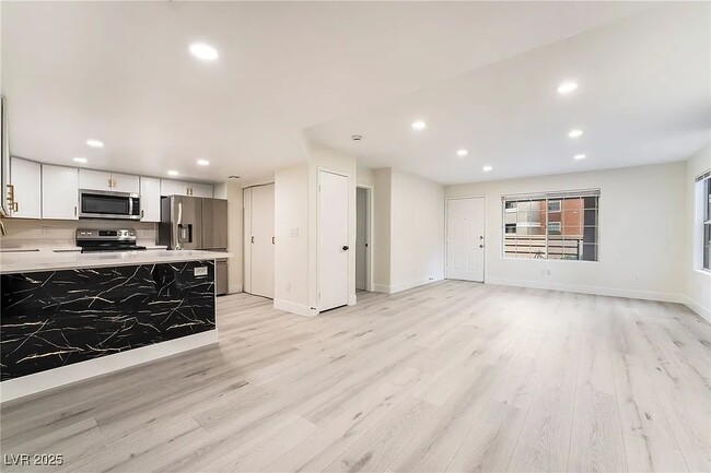 Foto del edificio - 9070 Spring Mountain Rd