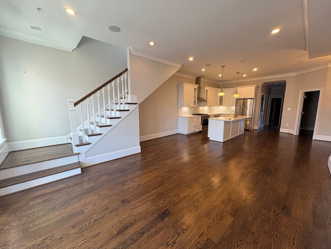 Building Photo - Amazing Top Floor, 2BR, 2BA with Private Rooftop and Garage parking! A Must see!!