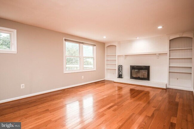 Foto del edificio - 9627 Locust Hill Dr